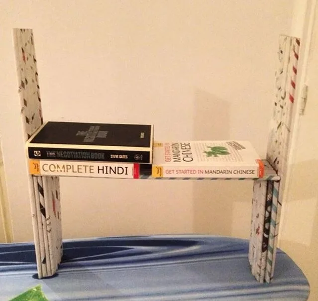 Cách làm kệ sách từ bìa carton kết hợp với giấy báo